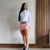 Short rosa y chaqueta blanca